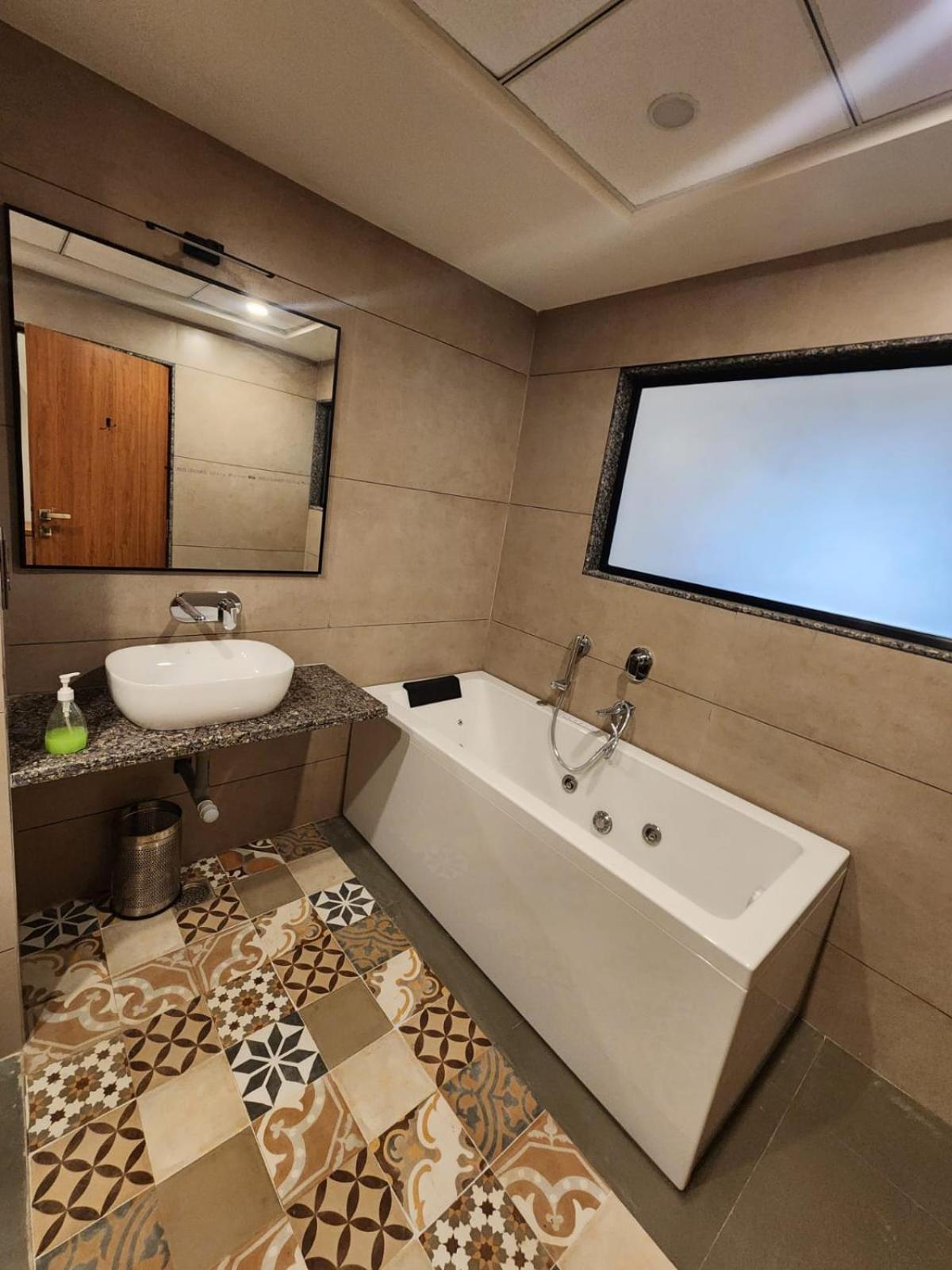 E&G Green Courts Resort At Koroli Hill Station Нашик Екстериор снимка