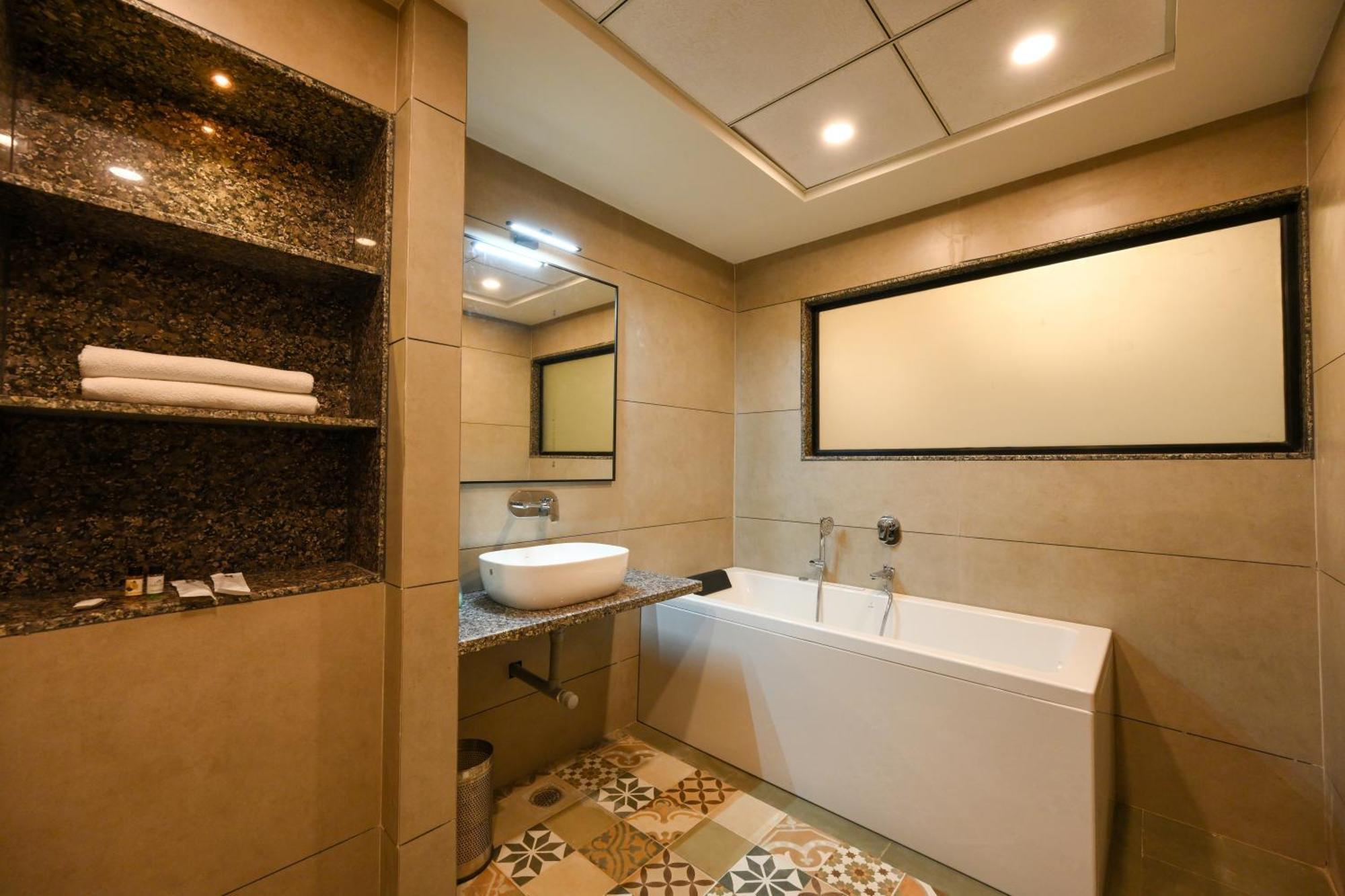 E&G Green Courts Resort At Koroli Hill Station Нашик Екстериор снимка